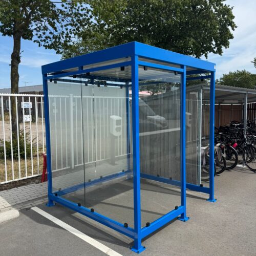 Rookoverkapping Myla Standaard 95 Rookoverkapping Myla Standaard 2x2 m in RAL 5017 met melkglas achterwand geplaatst in Tilburg